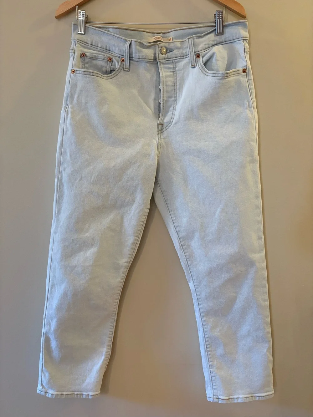 Levi's women’s Light Blue, high waist Cropped, wedge, straight Jeans, Sz 32. - Picture 1 of 16
